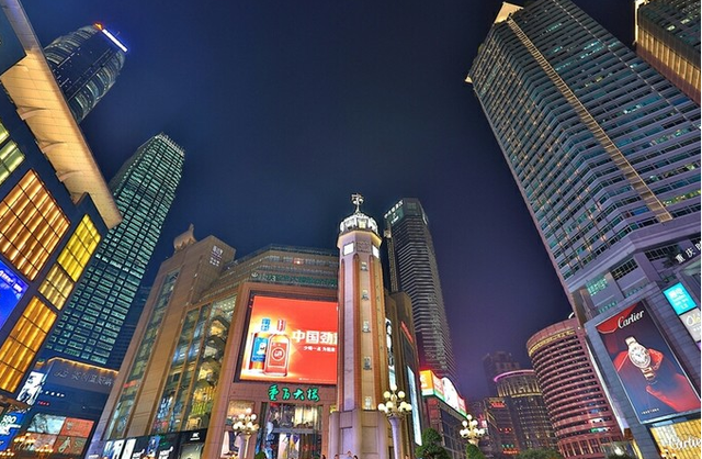 打开腾讯新闻,查看更多图片 >解放碑对面是重庆时代广场,这里也是重庆