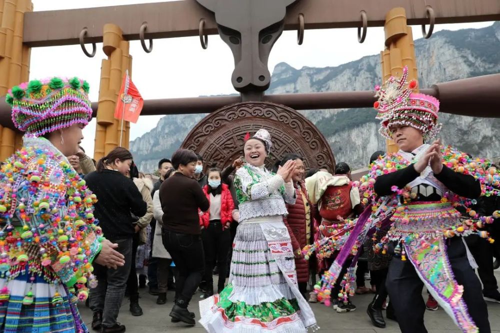 贵州黔西:山乡苗寨欢庆花坡节