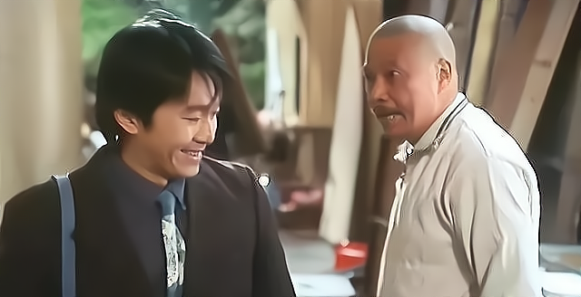 1989年,吴孟达与刚出道的周星驰合演《盖世豪侠》和《他来自江湖》