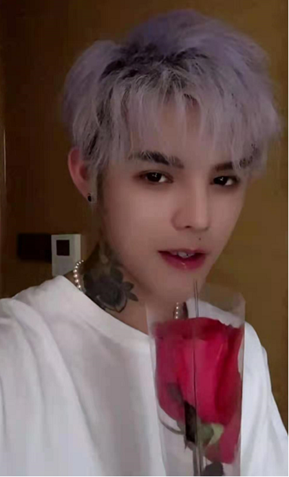 殷世航备战青你不仅染发还唱歌网友适合当导演