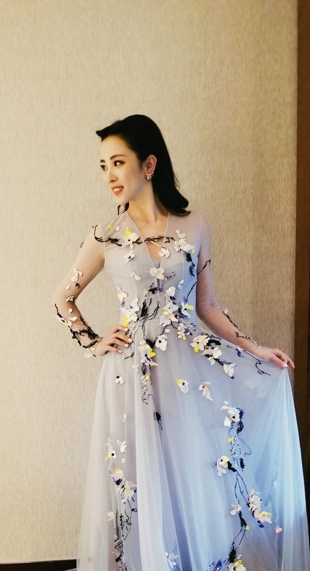 又被35岁李思思美到了一袭薄纱连衣裙甜美减龄美到骨子里