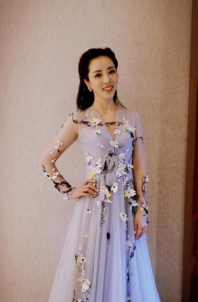 又被35岁李思思美到了一袭薄纱连衣裙甜美减龄美到骨子里