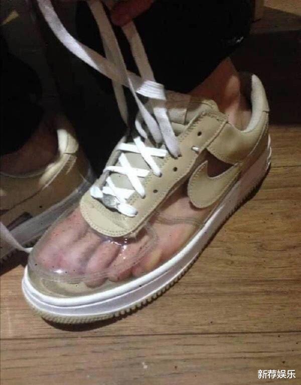 透明的鞋子又是一种不能理解的时尚为了方便观察脚气哈哈哈哈哈