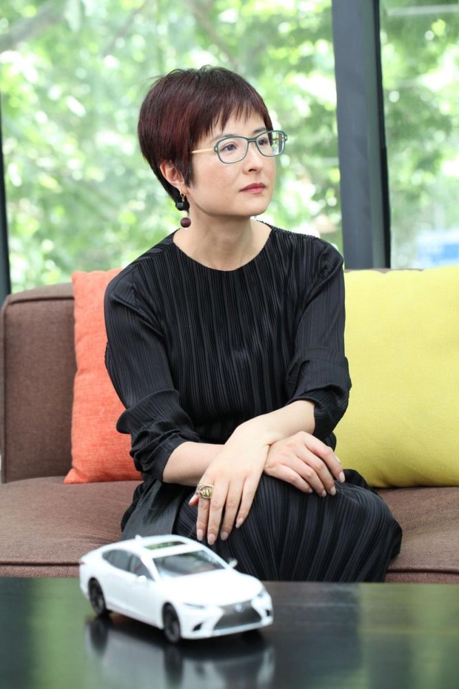 张泉灵独自飞到上海,约陈磊吃饭,并鼓励他辞职专心画漫画.