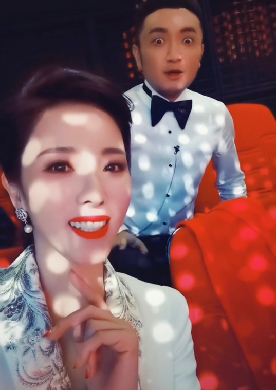 央视主持李思思晒元宵后台任鲁豫踮脚比v反差大李梓萌似少女