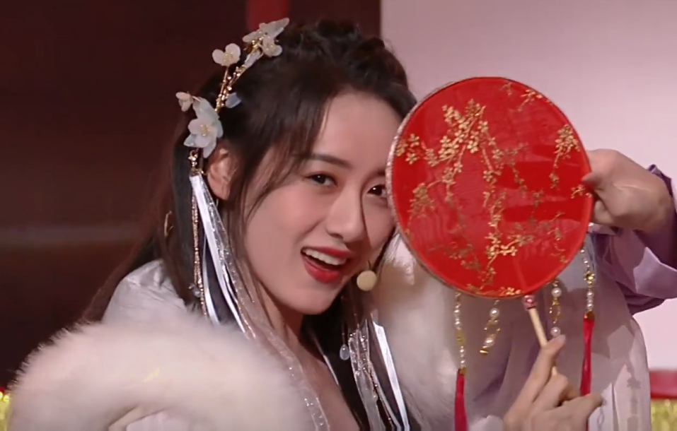 元宵晚会古装三美同框白鹿徐艺洋抗住镜头我却被活跃的袁冰妍圈粉