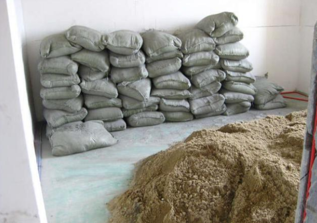 农民工将3吨沙子背到9楼,定好300块只给60,小伙一个举动老板愣住了