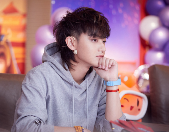 黄子韬大背头造型引粉丝不满工作室遭炮轰后黄子韬发文背锅了