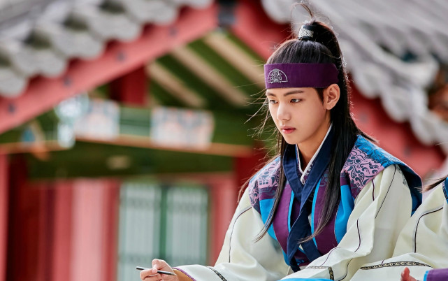 电视剧《花郎》是由最近结局不久的tvn电视剧《哲仁皇后》的尹成植