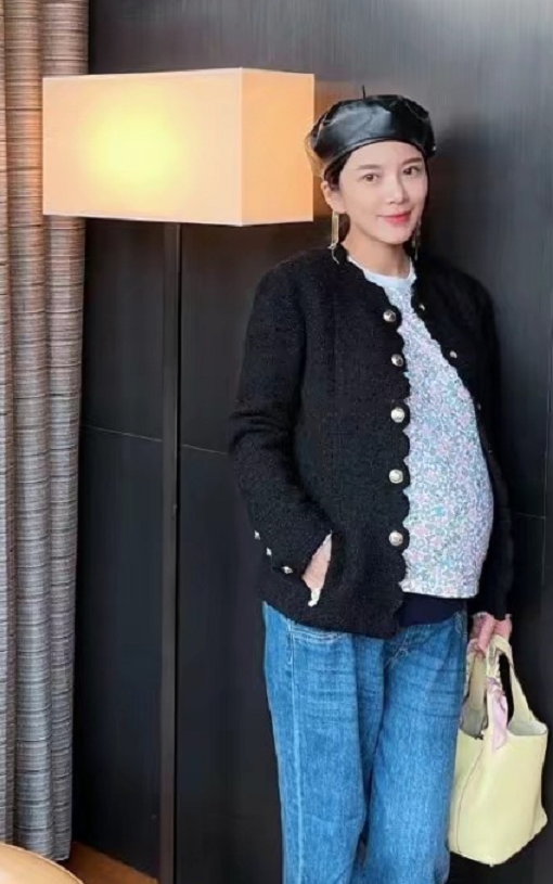 王灿晒杜淳视角美照,手摸孕肚爱意满满,女模范被夸"最美妈妈"