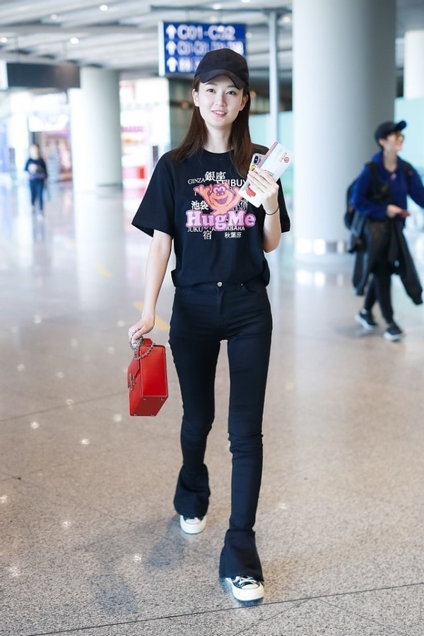 腿型优越的女性用 紧身裤来搭配自己是不错的选择,紧身裤可以选择