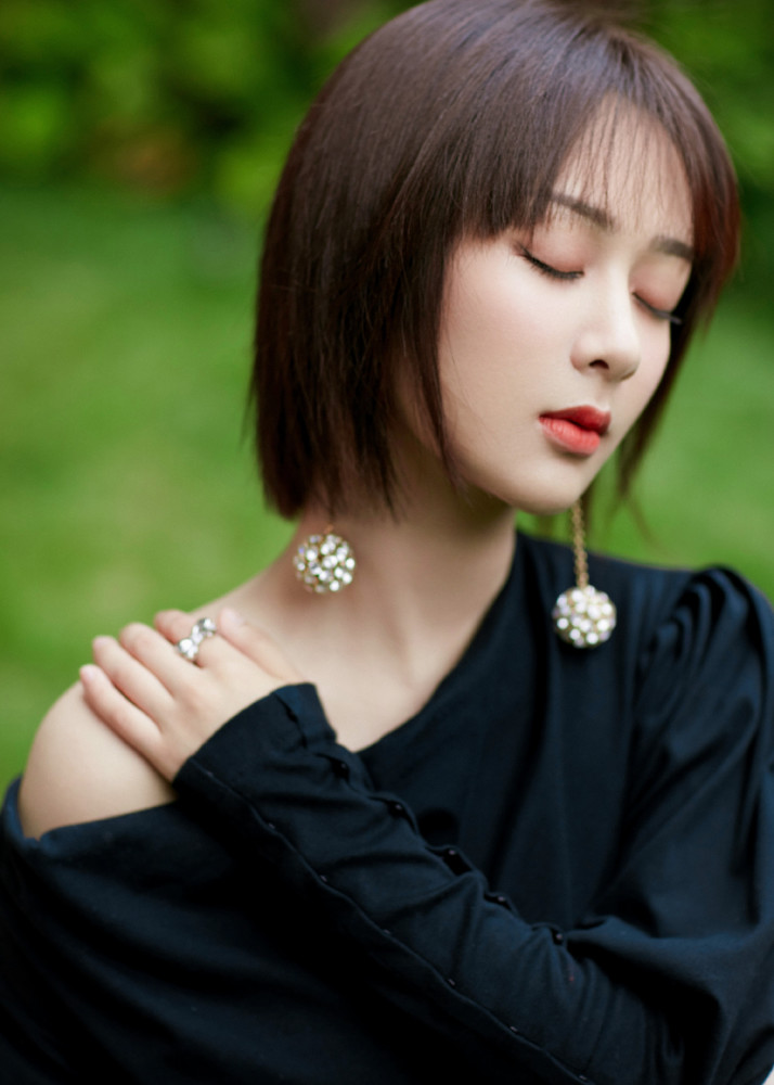 杨紫为何这么红看完她的衣品你就懂穿黑色连衣裙高级洋气