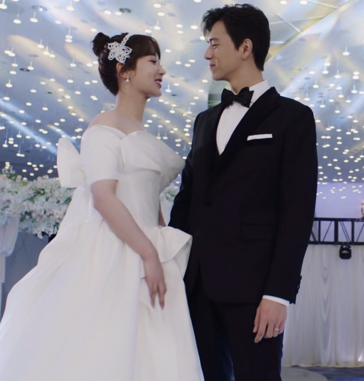 童颜夫妇世纪婚礼花絮,谁注意李现看杨紫的眼神,糖分都溢出屏幕了!