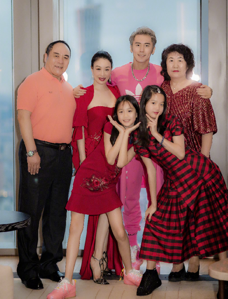 50岁钟丽缇"全家福"火了,俩女儿身材意外抢镜,网友:我酸了