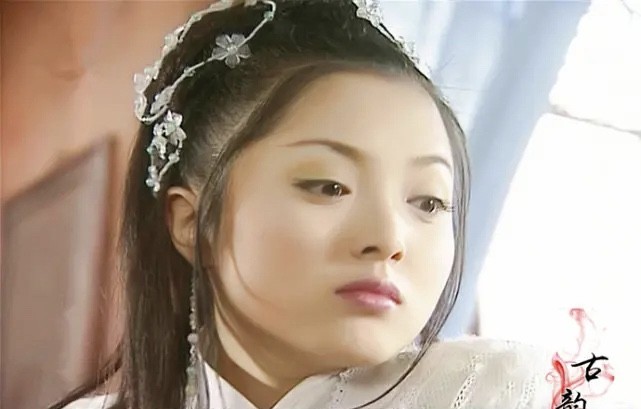 18岁凭借"庞飞燕"走红,曾两次退出娱乐圈,49岁的她成单身女老板