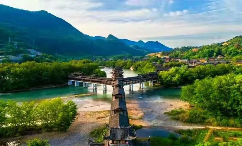 网络)泸溪县浦市镇五果溜村(图:红网时刻)龙山县茨岩塘镇甘露村(图:我
