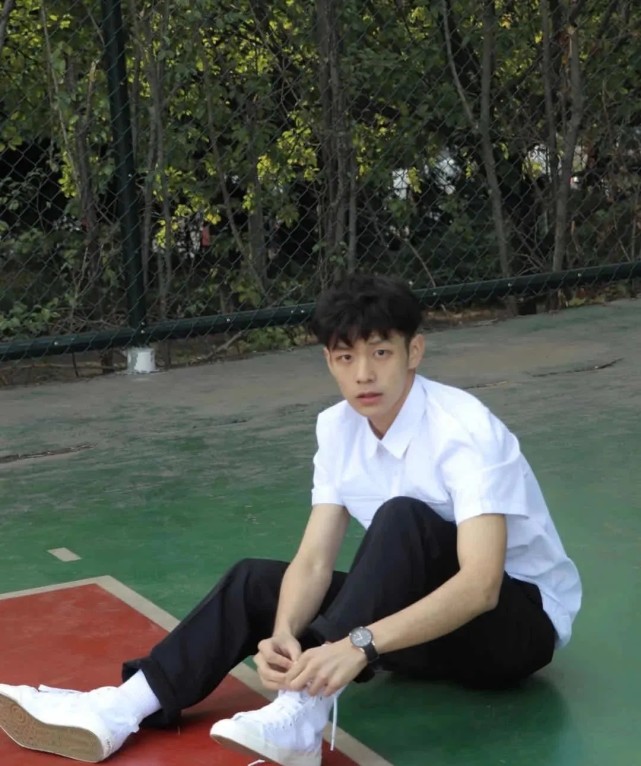 网红乐仔复出后视频点赞量超百万阳光帅气如今的他越来越红