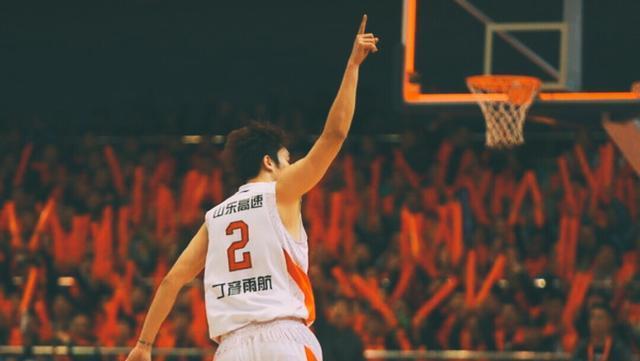 丁彦雨航3连回 睢冉疑指责巩晓彬 山东男篮争议声中出征诸暨 腾讯新闻
