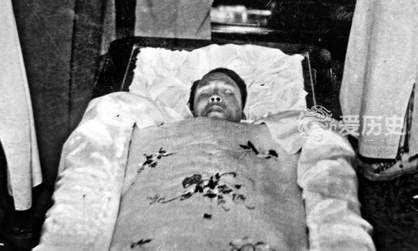 老照片:谢晋元丧礼全过程 四行孤军轮流守夜 下葬前最后的遗容