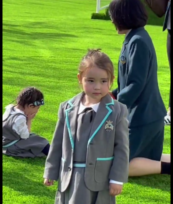 叶海洋借精生子的女儿已3岁孩子上幼儿园第一天妈妈偷偷抹泪