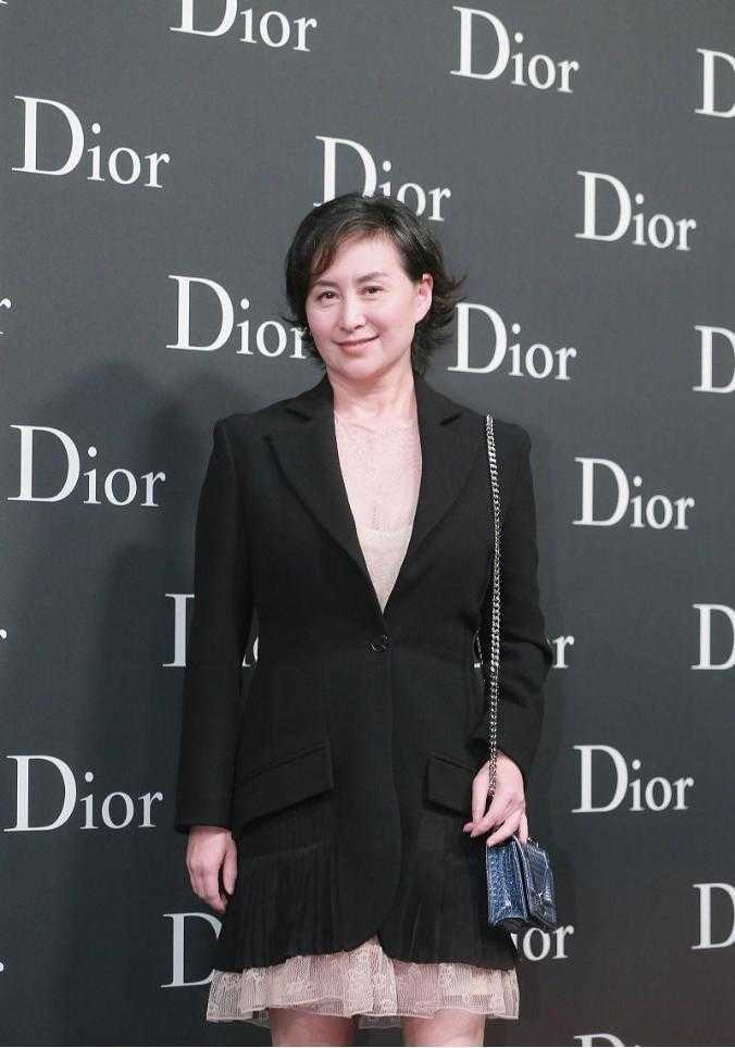 何超琼不愧是时髦精穿一袭西服裙装亮相还意外时髦大气