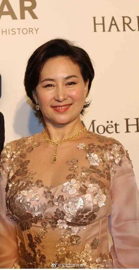 何超琼不愧是"时髦精",穿一袭西服裙装亮相,还意外时髦大气