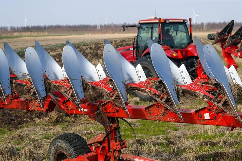 七铧犁闪亮耀眼光芒,上海崇明长江现代农业万亩良田开启春耕_腾讯新闻