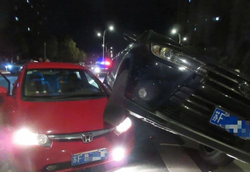 惊险一刻 启东街头两车 叠罗汉 腾讯新闻