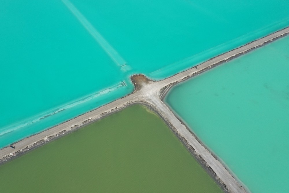 山东潍坊:滨海盐田因颜色神似"茶卡盐湖" 成为网红打卡地!_腾讯新闻