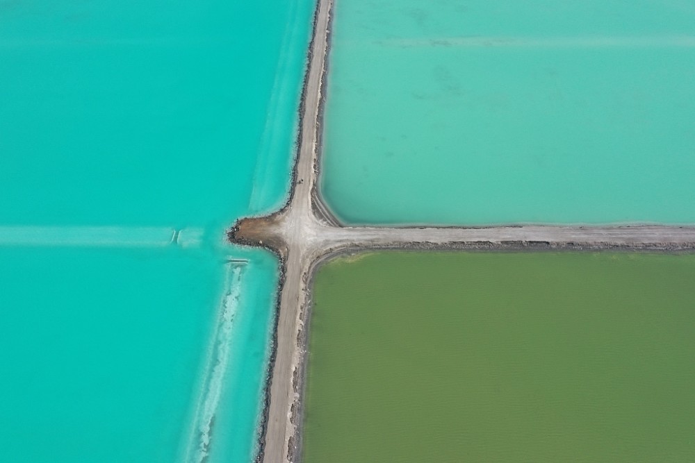 山东潍坊滨海盐田因颜色神似茶卡盐湖成为网红打卡地