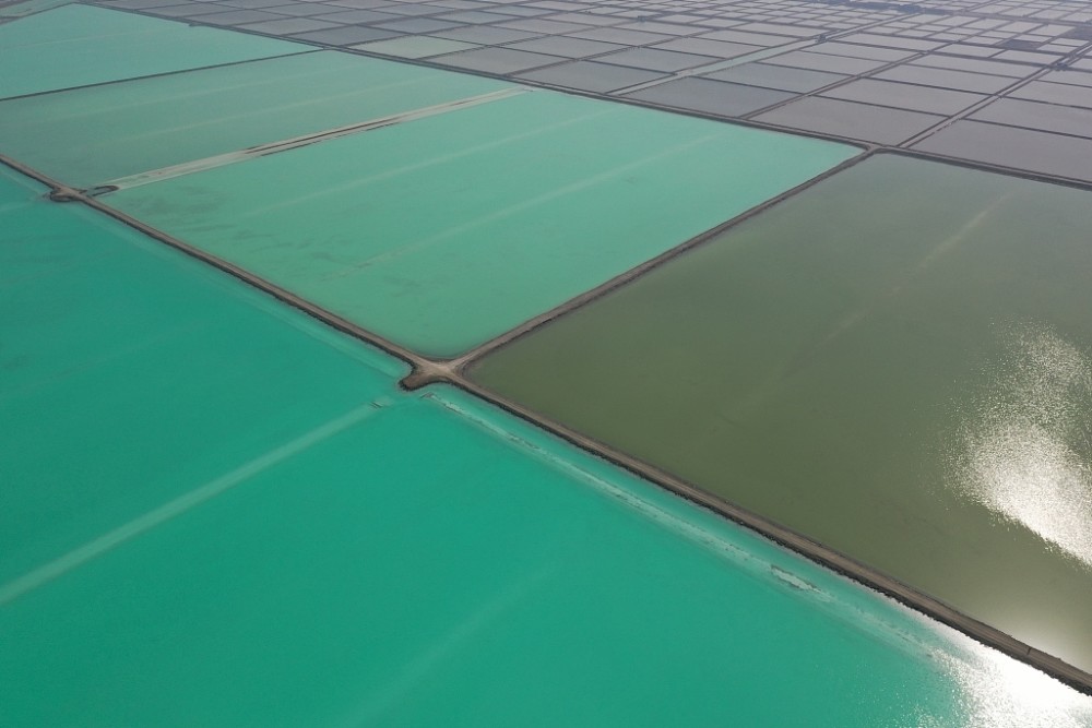 山东潍坊滨海盐田因颜色神似茶卡盐湖成为网红打卡地