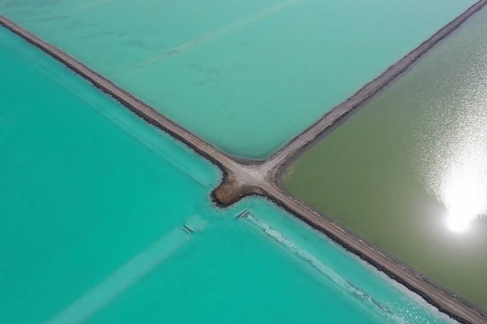 山东潍坊滨海盐田因颜色神似茶卡盐湖成为网红打卡地