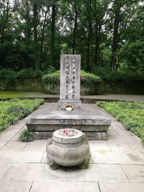 土木堡之变前被王振"蛊惑",夺门之变后,又被石亨徐有贞"蛊惑".