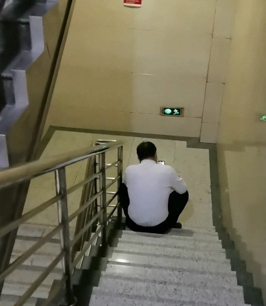 郑州一男子在医院楼道失声痛哭,一边打电话一边哭,引起网友共鸣
