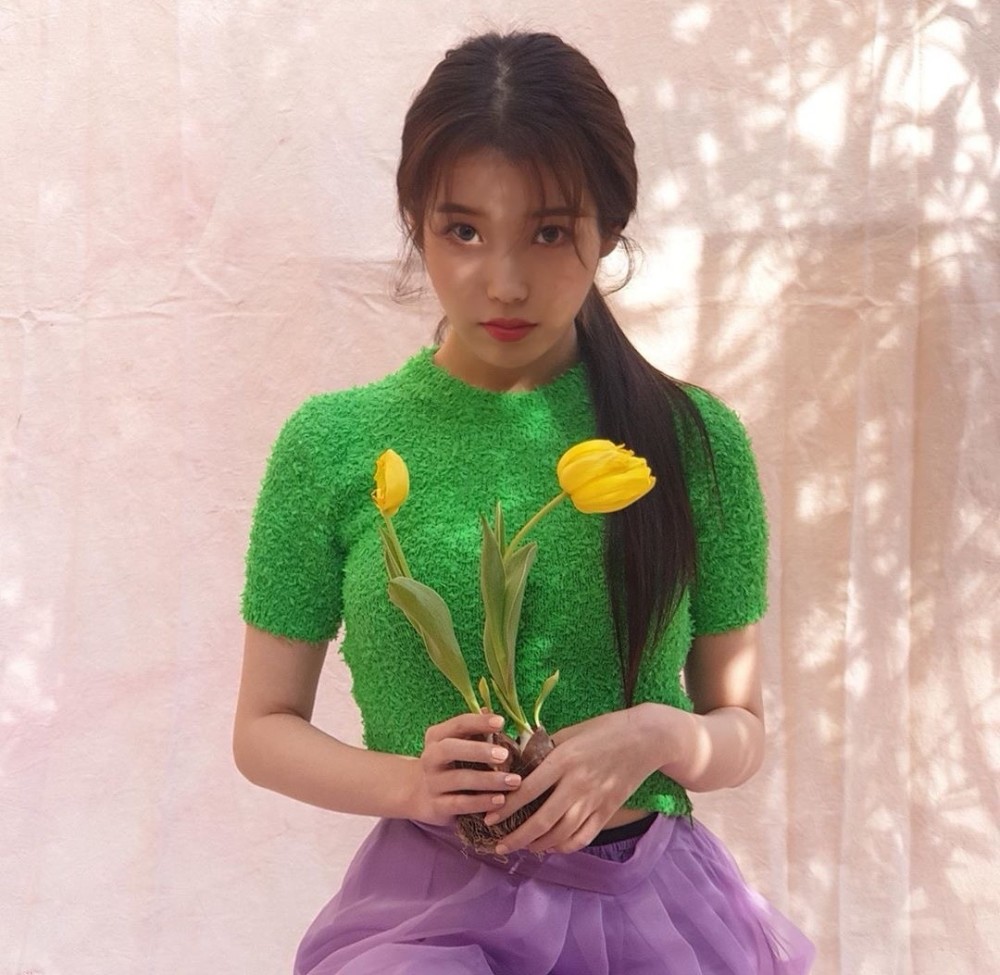 不愧是美少女iu,容易土气的"草坪衣服",她穿得青春甜美!