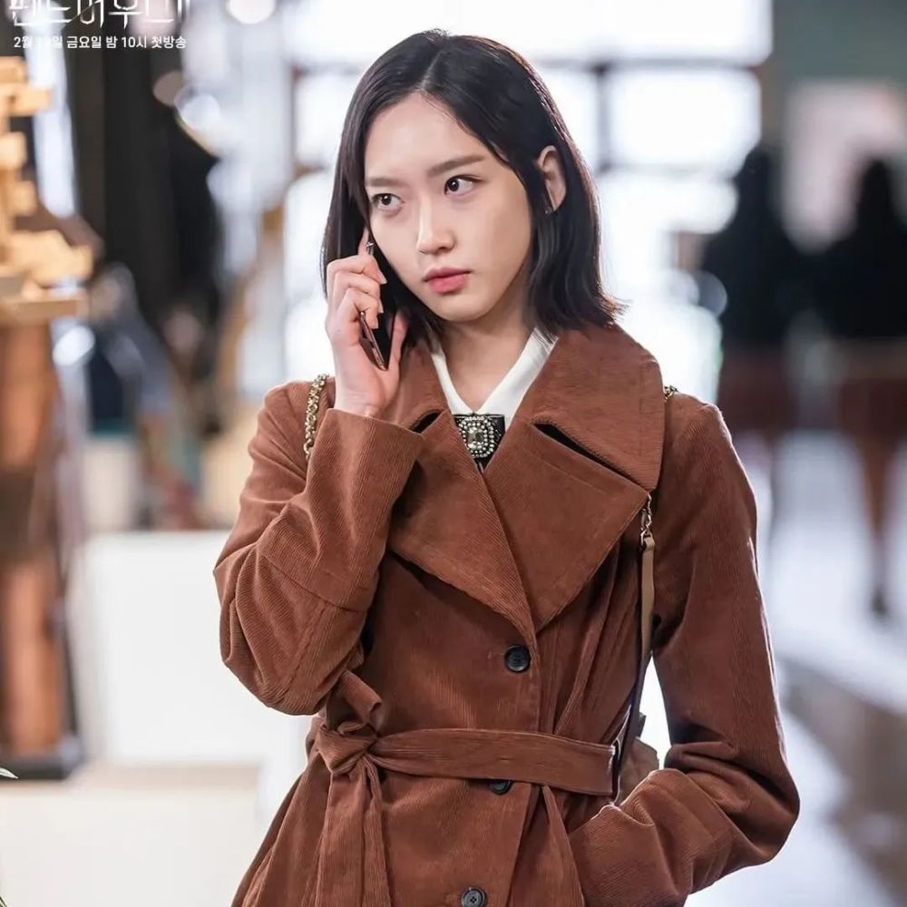 browne代言人妈宝男除了狗血剧情上头之外,《顶楼》中的服装也是很