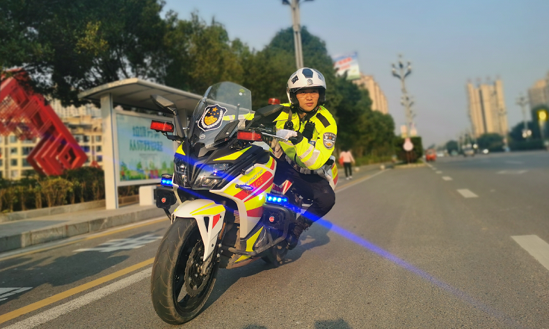 荣昌区公安局交巡警支队骁骑队员刘朝麟"警察同志,有人落水!