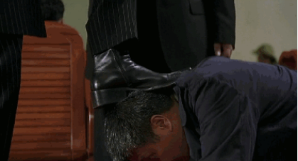 里,吴孟达饰演一位孤立无援的黄金右脚,出于无奈,跪地头给大佬擦鞋