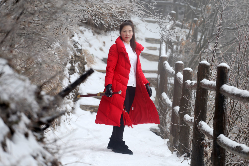 40岁红衣"女侠"走红,出门旅行背着长剑,在雪地上秀空翻一字马_腾讯