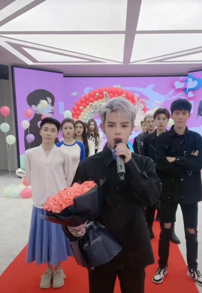 殷世航成功求婚套路璐纸巾飘满现场讽刺意味十足王乐乐在线关注送礼物