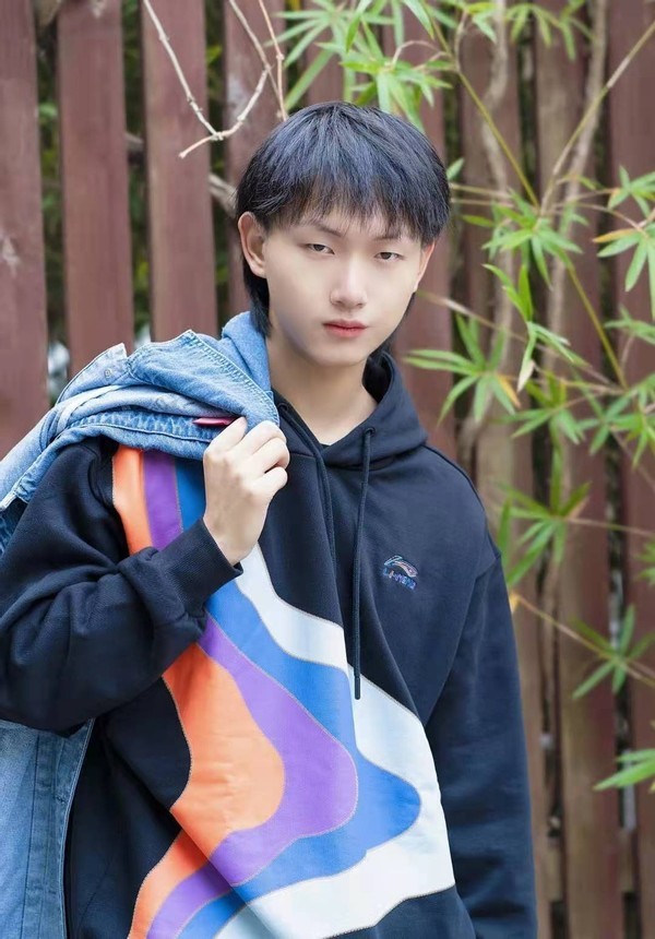 他是第一个百星荣耀王者全网只有fly能与其相提并论怀念qg五虎