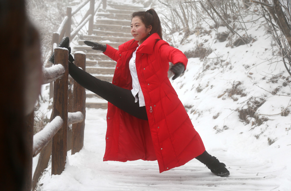 40岁红衣"女侠"走红,出门旅行背着长剑,在雪地上秀空翻一字马_腾讯