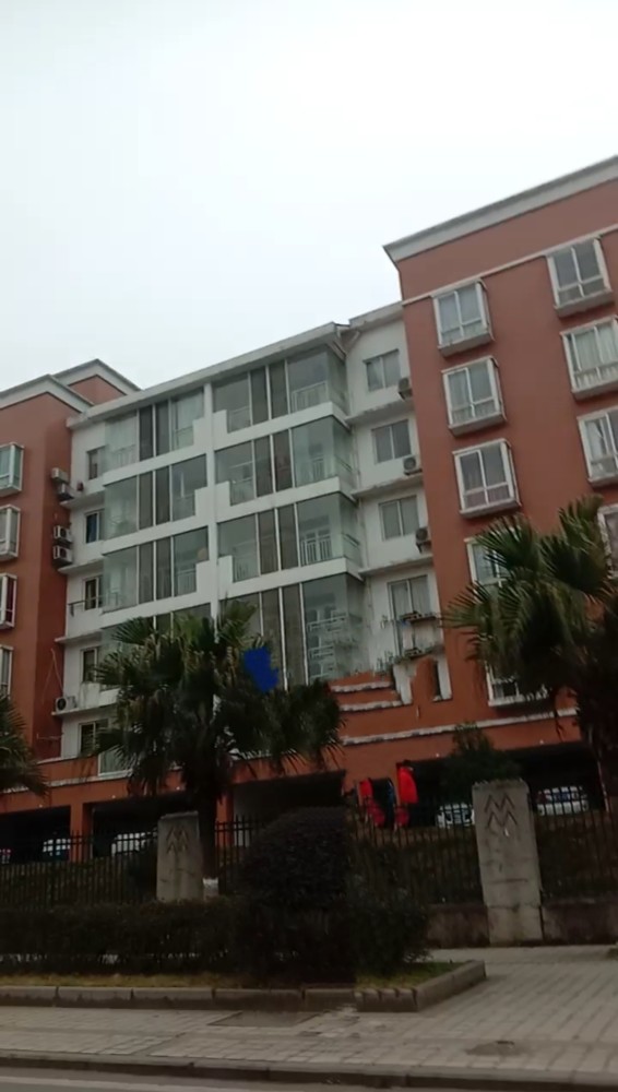 (怀来辙~开韵)此间姿色为谁来?莫问仙姑何处有,春到自然就盛开.