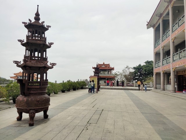 听说这里都很准哦～凤岩古庙位于深圳宝安区福永街道,凤凰山半山腰处