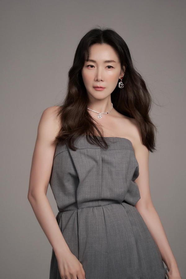 女神终于回归崔智友产后拍大片穿衣知性身材恢复好美到了