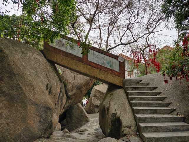 深圳寶安區福永鎮鳳凰村,鳳凰山大道東向盡頭(主入口),是登山踏春和