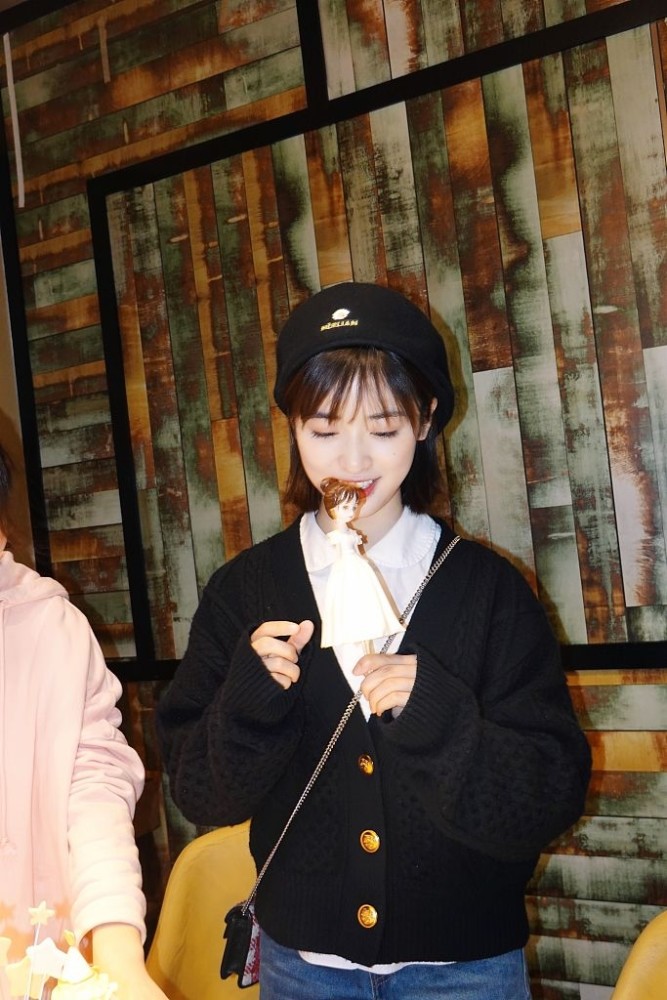 沈月生日拍摄写真戴皇冠笑容明媚城堡样式蛋糕暴露满满少女心