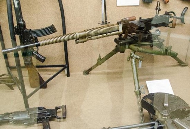 西班牙阿尔法m44机枪,二战期间买不到武器,只好自己设计制造_腾讯新闻