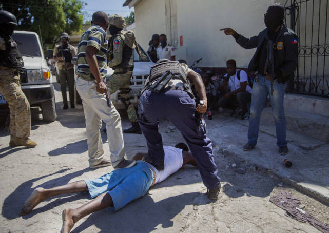 海地一所监狱前天(25日)发生暴乱,导致25人死亡,包含该监狱的典狱长