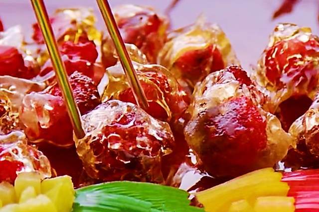 全席对决引子的踢场子,便是光头的干炒牛河,以及饭点老板的水晶咕唊肉